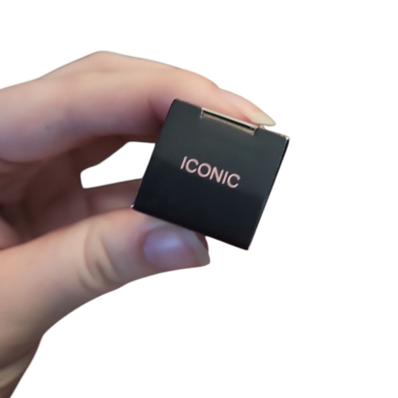 Iconic Luminous Liquid Lipstick Defiance Beauty - Picture 2 of 3